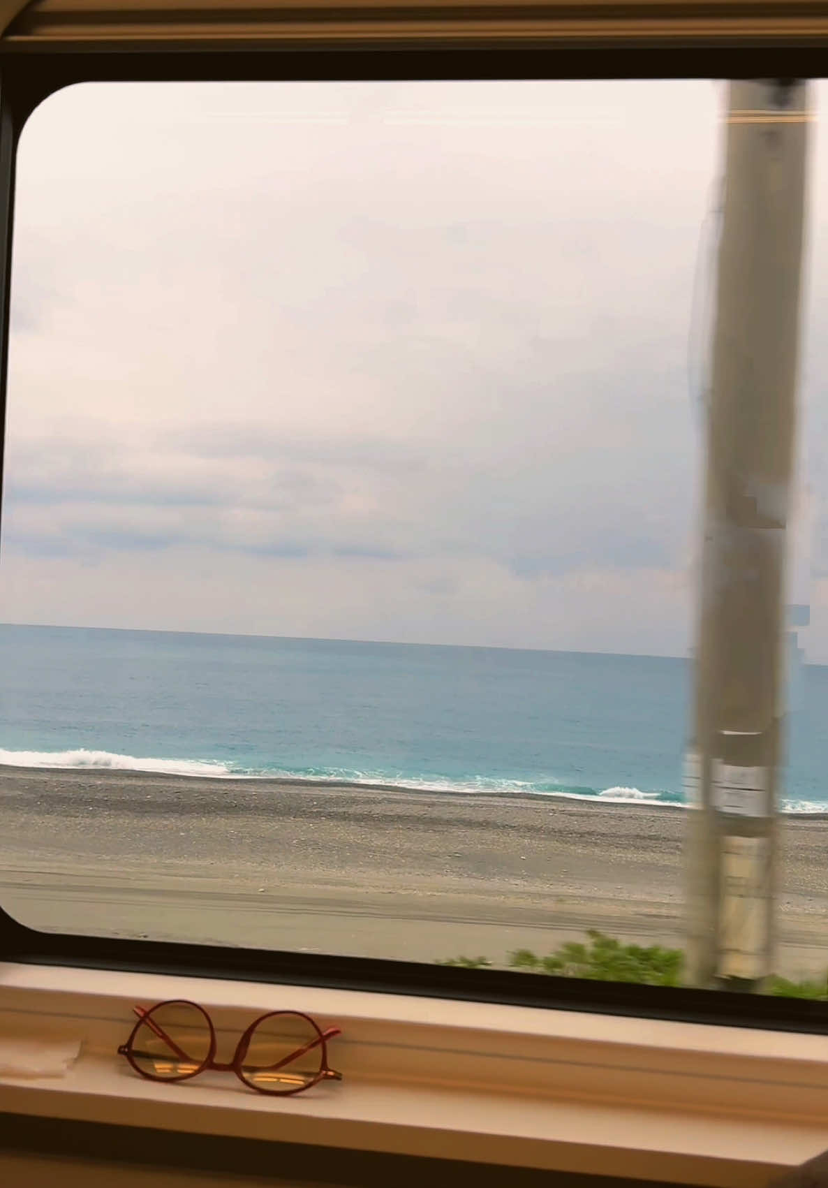 大海的顏色，比心情更誠實。 #海邊 #療癒 #放空日常 #心靈充電 #靜靜看海 #旅行日記 #bluevibe #seasideview #oceantherapy #naturelovers #moodoftheday #calmplace #travelmoment #beachthoughts #peacefulvibes