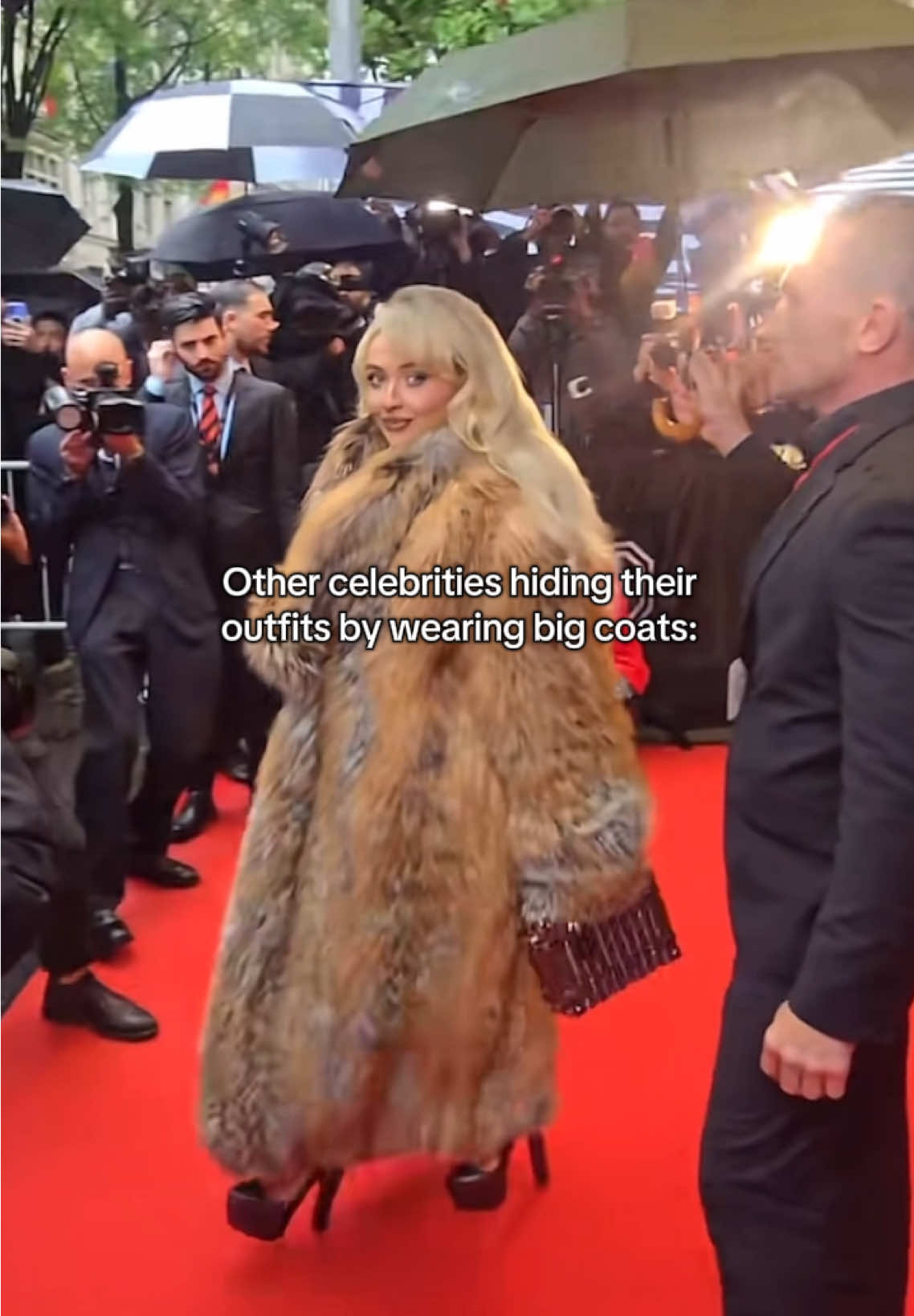 she’s so iconic for that 😩😂 (📷: parismatch 📷: gala.fr) #fyp #foryou #foryoupage #foryourpage #viral #edit #met #metgala #metgala2025 #jennaortega #sabrinacarpenter #lalisa #lisamanoban #doechii
