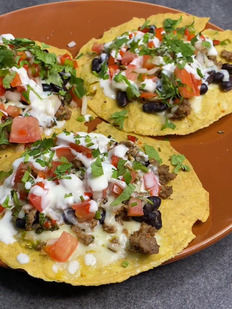 TOSTADAS MEXICANAS GRATINADAS Esto más que una receta, es una idea de como utilizar ciertos ingredientes que quizás tenemos en casa que seguramente quedaron de otras recetas, y no sabemos cómo utilizar esos poquitos de cada cosa Por eso acá los convertiremos en unas deliciosas tostadas mexicanas  🟧INGREDIENTES: 🔸Tostadas de maíz 🔸Carne molida 🔸Caraotas negras  🔸Tomate  🔸Cebolla 🔸Jugo de limón 🔸Queso mozarella 🟧Para la crema agria 🔸1/2 taza de crema de leche 🔸El jugo de 2 limones Para gratinar mis tostadas yo utilicé mi Horno, Tostador, Asador y AirFryer 8 en 1 TOA-70 Cuisinart®️ que es perfecto para recetas sencillas como estas o más complicadas, por todas las funciones que tiene, imposible ser más versátil y funcional ¿Y A UDS QUE LES PARECIÓ ESTA RICA IDEA ? Para esta y más recetas visiten @cuisinartlatam  #Cuisinart #CuisinartLatam #TheCuisinartAdvantage #MomentosCuisinart #UnaObradeCuisinart