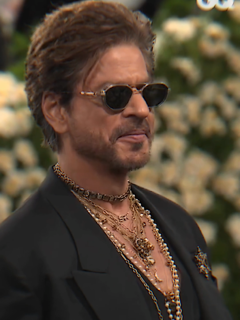 Ini sih look SRK yg paling tampan😘❤ #shahrukhkhan #metgala2025 #bollywood #trending #kingkhan #fypシ #xyzbca 