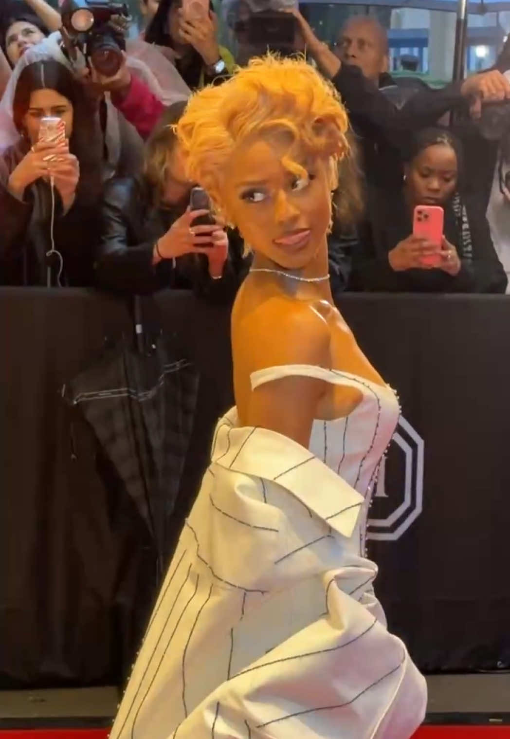 #tyla steps out in #jacquemus for the 2025 #metgala 