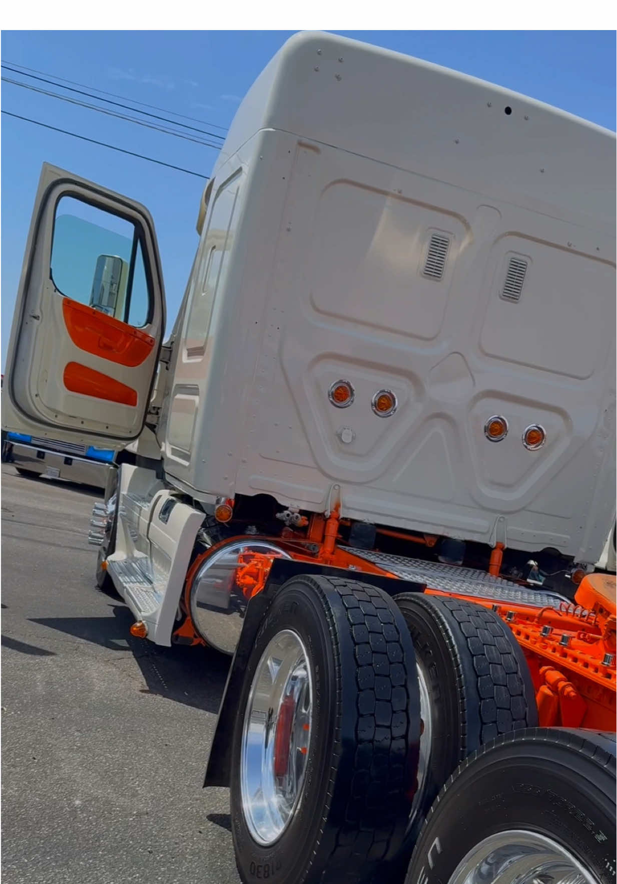 Check out this beauty  TFK was an amazing show‼️ Stay tuned for our post coming up ‼️ TAG THE OWNER  #aandlchrome #trucking #truckshowseason #freightliner #bigrig #custom #explore  @10-4 Magazine @Truckin For Kids 