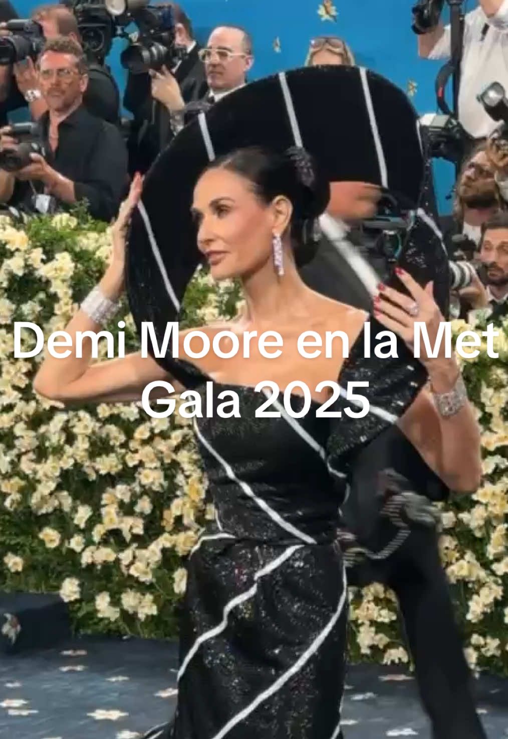 El revival de la actriz #DemiMoore se mantiene vivo en la #METGala2025, con un vestido negro con líneas blancas, en un juego binario clásico y fresco que armoniza de forma suprema con la belleza de una de las grandes celebridades de toda la vida.  Sigue EN VIVO la #METGala2025 en el link de nuestra bio.