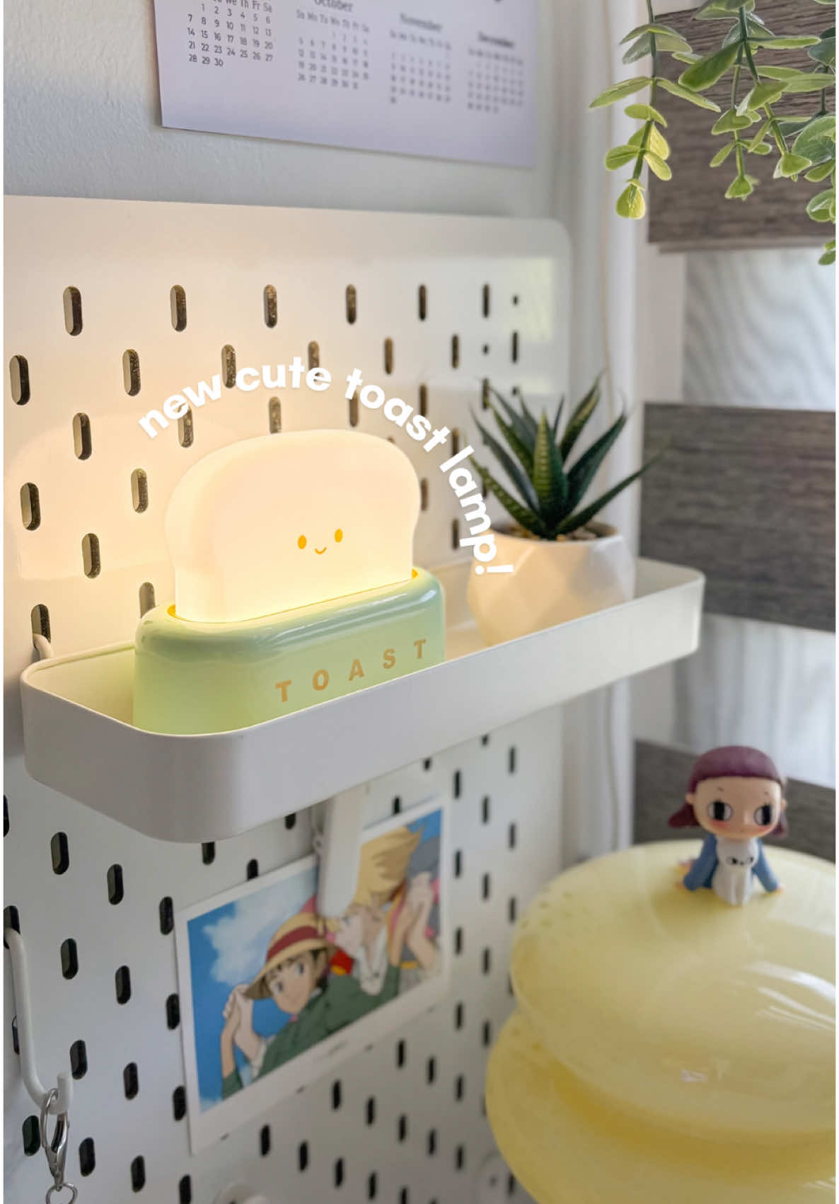 Finally got my hands on this adorable toast lamp I’ve been eyeing for ages—and I’m obsessed! It fits my desk aesthetic perfectly and adds such a cozy charm to the space. There are three color options, and of course, I had to go with the green one—it’s the cutest and suits my vibe the most. Been using it as a soft ambient light during chill work or editing sessions, and it honestly makes my desk feel ten times cozier ✨🌱🤍 🎁₱0 Gift for TEMU App New Users ONLY!! 👉Download Temu App and 🔍 dwk2354 in the search bar 🧺Get ₱0 gifts with qualifying orders, T&Cs apply! 🆓Free shipping & Free returns now #temuPH #temuhaul #temustyle #temu #Temufinds 