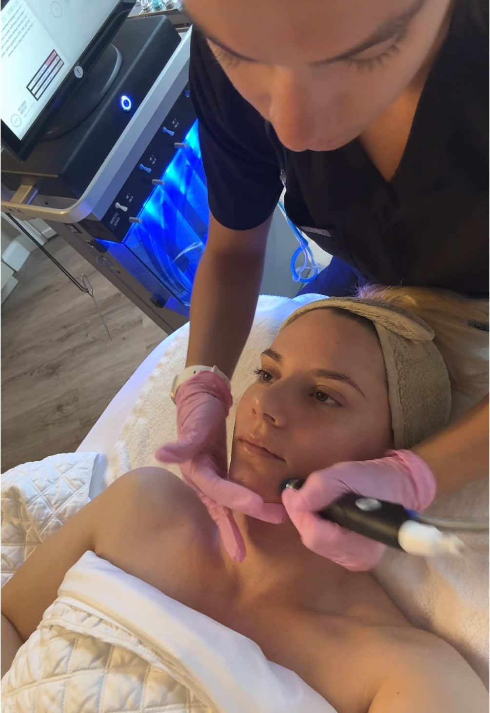 I might be biased, but she’s the best 🙌🏼 if you ever find yourself out in Westchester Country- head over to Re:fresh skin + injectables and see my sissy! @KBskin&beauty  