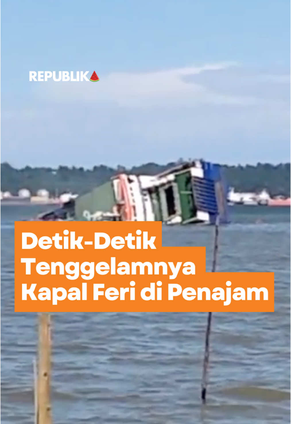 Kapal Feri tujuan Balikpapan-Penajam Paser Utara tenggelam pada Senin 5 Mei 2025. Peristiwa terjadi sekitar pukul 15.20 WITA. Kapal berangkat dari Pelabuhan Karingau, Kota Balikpapan, pukul 14.00 WITA dan tiba di sekitar perairan Kabupaten Penajam Paser Utara sekitar pukul 15.00 WITA. Kepala Pelaksana BPBD Kabupaten Penajam Paser Utara Muhammad Sukadi Kuncoro mengatakan, peristiwa terjadi hanya berjarak 200 meter dari daratan Kabupaten Penajam Paser Utara dan kapal feri Muchlisa saat ini kondisinya sudah tenggelam. Adapun penyebab tenggelamnya kapal tersebut diduga ada kebocoran dan mesin mati saat kejadian. “Lokasi tenggelamnya kapal feri Muchlisa di perairan Kabupaten Penajam Paser Utara,” kata Kuncoro. Saat proses sandar tidak ada pergerakan pada mesin kiri, setelah dilakukan pengecekan oleh anak buah kapal, ternyata as propeller kapal patah. Kru kapal segera meminta bantuan kepada PT Ferry 3 Anugerah untuk mengandaskan kapal agar tidak tenggelam. Tetapi upaya tersebut tidak berhasil dan kapal feri Muchlisa akhirnya karam di lokasi. Saat ini sejumlah saksi sedang diminta keterangan oleh pihak kepolisian, termasuk juru mudi dan kapten kapal. Sampai saat ini sejumlah penumpang sudah dievakuasi, tetapi belum diketahui pasti jumlah penumpang maupun kendaraan roda empat dan roda dua yang diangkut kepal feri itu. Tetapi menurut informasi yang diterima, lanjut dia, ada dua orang penumpang, laki-laki dan perempuan terjebak di dalam mobil dan masih dilakukan evakuasi. #CekRepublikaAja 