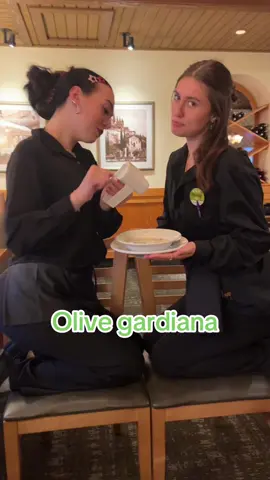 Serving soup and looks (both never ending) @Evvvvv🫨 #fyp #foryourpage #fypシ #viral #ari #olivegarden 