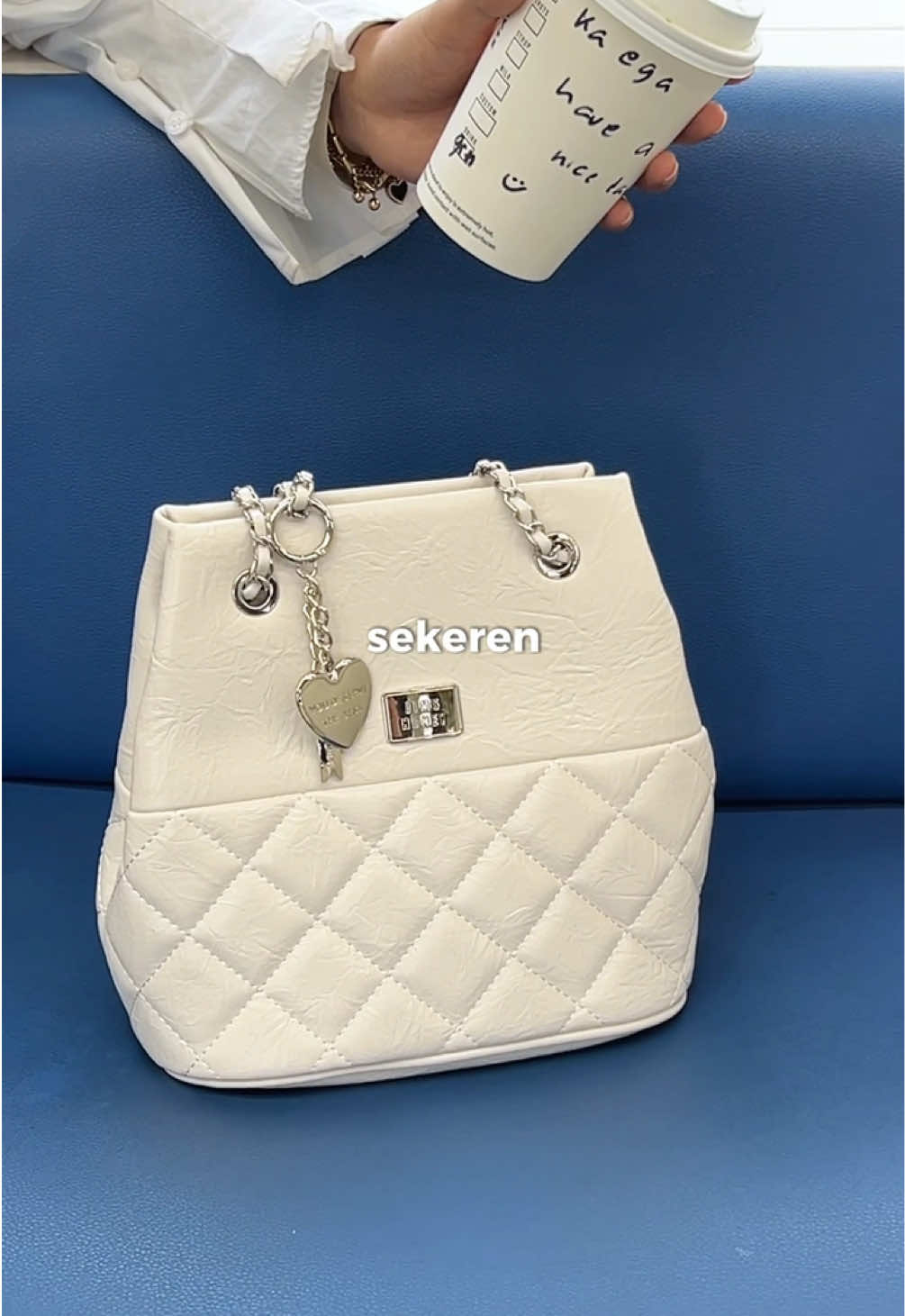 Sudah 10 tahun berdiri, kita selalu pakai material yang berkualitas dengan standar internasional. Dengan harga yang affordable kalian bisa mendapatkan tas dengan kualitas premium!✨ #tascantik #tasselempang #jimshoney #racuntiktok #slingbag #taswanita #tasjimshoney #WIBGajian #WIBGAJIAN #PromoGuncang55 #CarlinaBag 