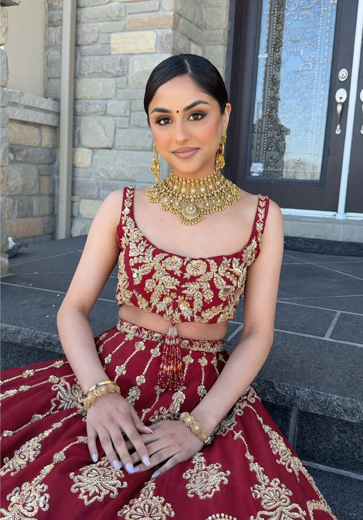 Your next inspo for a Modern Bridal Look ❤️ Outfit: @Bynimrankaur Jewelry: @Kiran Singh #beautybyreet #torontomakeupartist #punjabibride #indianbride 