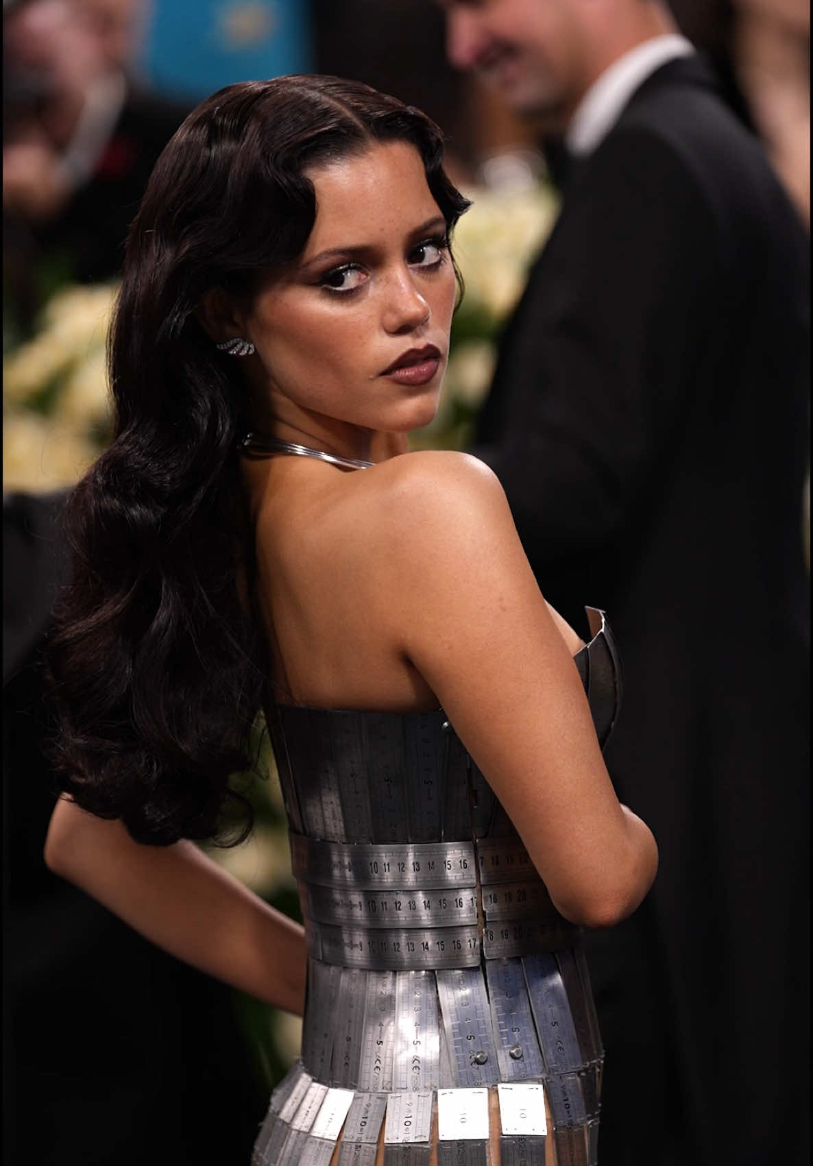 #JennaOrtega è arrivata sul red carpet del #MetGala con un abito fatto di righelli metallici #MetGala2025 