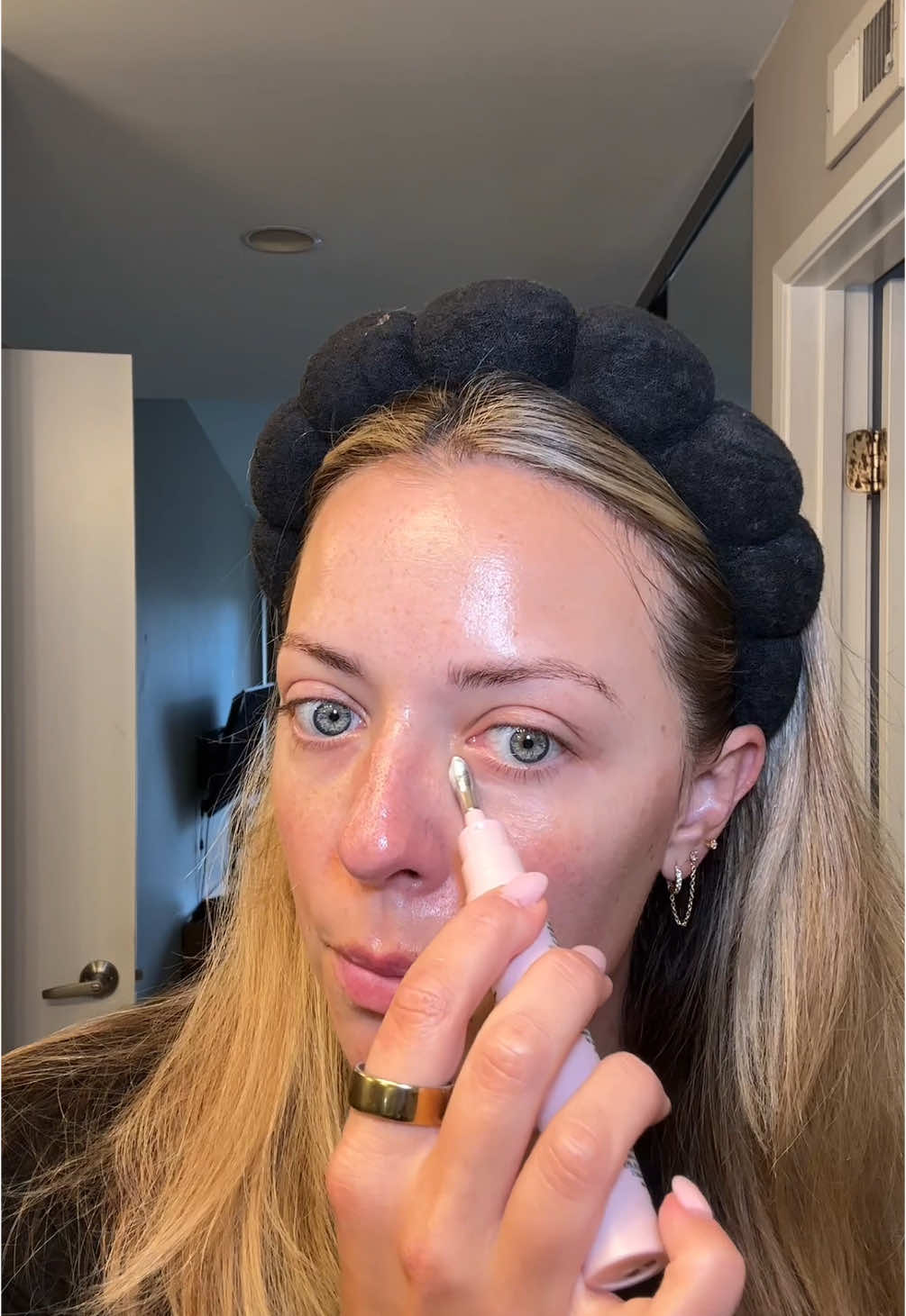 Gifted by BeautyBio This little tool is everythinggg literally saves my tired eyes!! The cooling and depuffing metal tip is so nice and soothing every morning 😍 it also is perfect for skin prep under the eyes before makeup! #eyeserum #skinprep #beautybio 