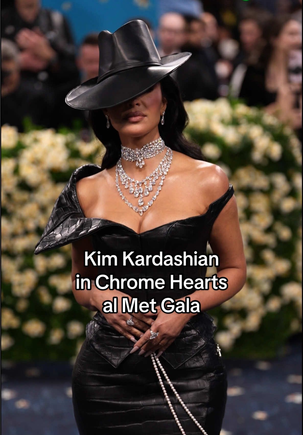 #KimKardashian è arrivata al #MetGala indossando un abito Chrome Hearts #MetGala2025 