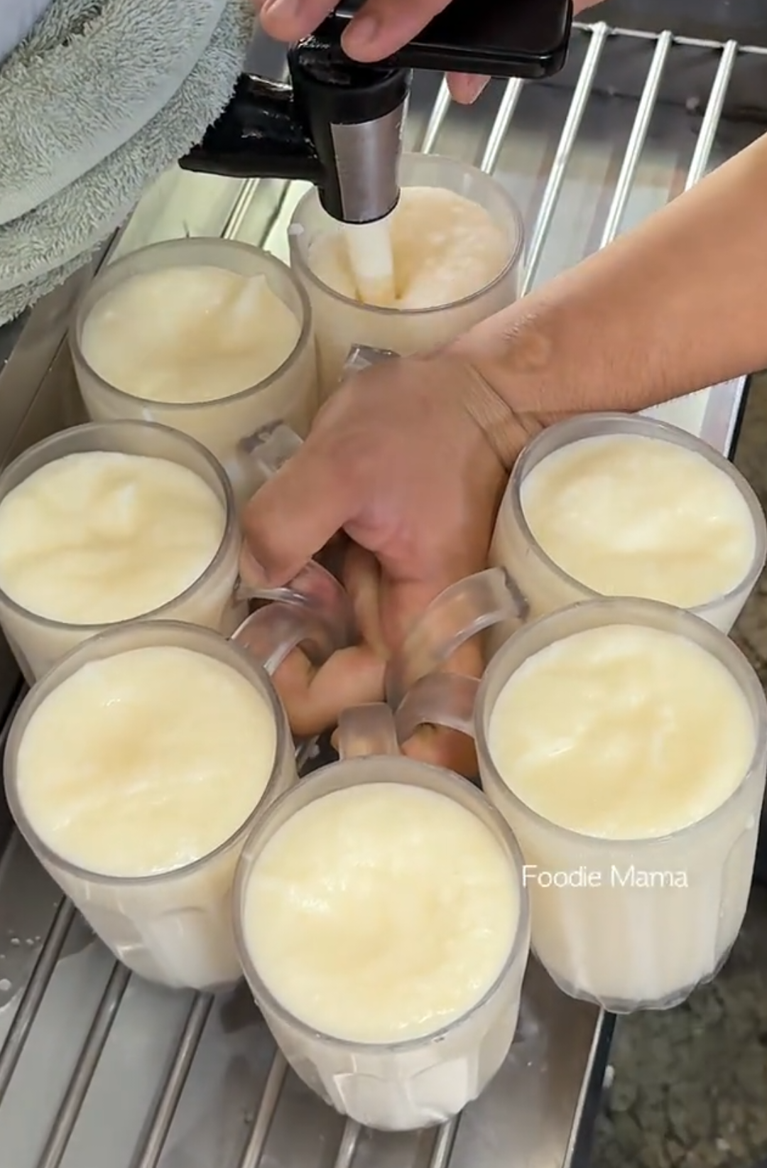 Must Try! Super Popular Coconut Shake in Malacca, Malaysia - Malaysian Street Food Price : RM 4.6 / USD 1.1 Location : Klebang Original Coconut Shake https://maps.app.goo.gl/1MXUK695cEDJqYmB7 #streetfood #malaysia 