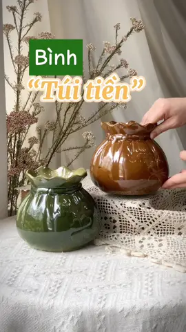 Những chiếc bình dáng “túi tiền” với sắc men tinh tế từ PT ceramics! Chất gốm được nung ở nhiệt 1250 độ cho ra những chiếc bình chất lượng, mang vẻ đẹp mộc mạc giản dị nhưng dễ dàng tôn hoa! 🤎🧡💚#mocgom #mocgomhanoi #GOM #gombattrang #tuhaohangviet #tiktokhome #binhhoa 