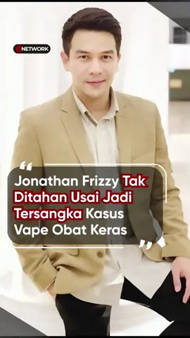 Polresta Bandara Soekarno-Hatta tidak menahan Jonathan Frizzy (43) usai artis peran itu ditetapkan sebagai tersangka kasus sindikat peredaran cartridge vape berisi liquid mengandung obat keras zat etomidate.  Kasat Resnarkoba Polresta Bandara Soekarno-Hatta AKP Michael Tandayu mengatakan, azas kemanusiaan menjadi dasar tidak ditahannya Jonathan Frizzy. Jonathan disebut kurang sehat karena baru selesai menjalani tindakan operasi di rumah sakit. Selama menjalani pemeriksaan sebagai saksi maupun tersangka, Jonathan disebut bersikap kooperatif.  #jonathanfrizzy #vape #bandarasoekarnohatta #beritaterkini