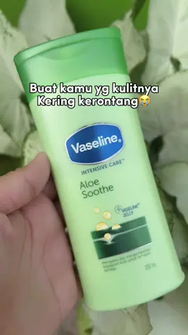 Kulit lembab sepanjang hari🥰#vaseline #vaselineid #bodycare #bodylotion #vaselinealoesoothe #vaselineindonesia 