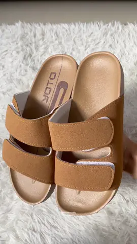 Sulit yung bayad and napakamura ganda ng quality #slippers #menslippers #unisexslippers #slippersandals #outdoorslippers #fyp 