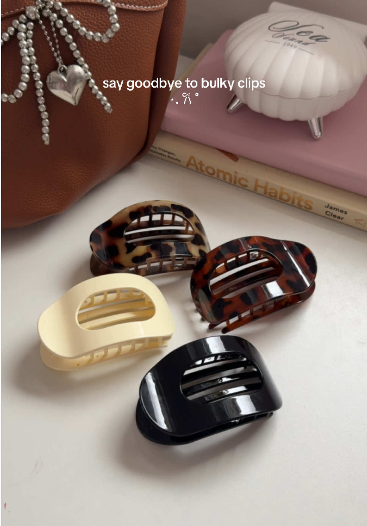 new fav flat hairclips 🤎💫 #hairclips #hairclaw #clawclip #clawcliphairstyles #hairclamp #hairtok #hairstyle #flatclips 
