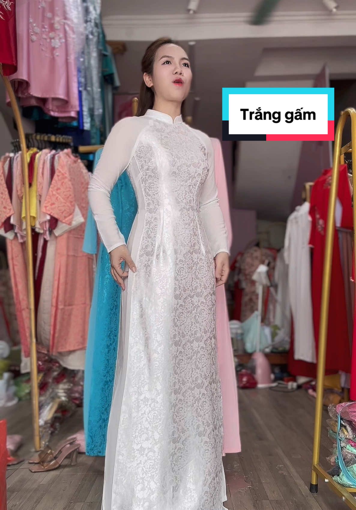 Em lên gấm trắnh nha#áodaivietnam #áodep #xuhuongtiktok #aodaitruyenthong #mcvtv 
