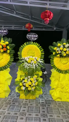 Kệ hoa viếng đám tang. Không chỉ thể hiện sự đau buồn, thương tiếc với sự ra đi của sự ra đi của người đã khuất, mà còn thể hiện sự đồng cảm, chia sẻ với sự mất mât của gia quyến. Việc gửi vòng hoa đám tang là một nghĩ cử cao đẹp và mang nhiều ý nghĩa. #hoatuoibadon #hoaviengbadon #hoachiabuonbadonquangbinh #hoatangtaibadon #thienly 