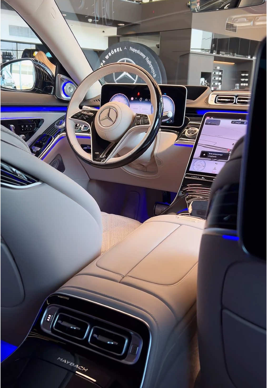 Mercedes Maybach S580 - luksus, który mówi sam za siebie.  V8 biturbo, napęd 4MATIC i design, który przyciąga spojrzenia.  MANUFAKTUR? To personalizacja na najwyższym poziomie. Cisza, komfort, prestiż - dokładnie tak, jak powinno być 😎 #maybach #napedzamynajlepszycu #luxurycars #luxury #mercedesbenz #grupawrobel #s580 #mercedesmaybach 