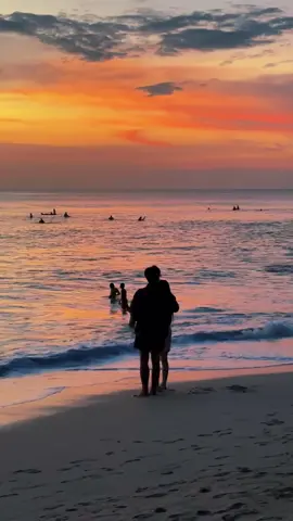 What a beautiful sunset, jadi waktu kemarin kita lagi liat sunset, terus tiba2 ada yg samperin bilang udah videoin kita ber 2 hahaha dan bagus banget ternyata 🤍🥹 Makasih buat bli nya yang udah videoin 😭🙏🏻