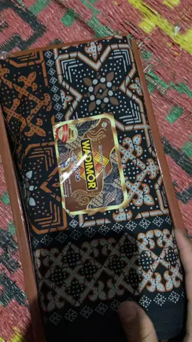 #sarungsantri #sarungseragam #sarung #sarungwadimor #sarungjawabatik #fyp 
