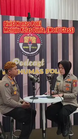 Sobat Humas Polri Kabidhumas Polda Nusa Tenggara Timur, Kombes Pol. Henry Novika Chandra, S.I.K., M.H., menghadiri Rapat Kerja Teknis (Rakernis) Fungsi Humas Polri Tahun Anggaran 2025 yang resmi dibuka oleh As SDM Kapolri, Irjen Pol. Anwar, S.I.K. M.Si di Gedung Serbaguna Akademi Kepolisian, Semarang, Jawa Tengah, pada Selasa (6/5/2025). Kegiatan ini dijadwalkan berlangsung selama tiga hari, mulai 6 hingga 8 Mei 2025. Rakernis tahun ini mengangkat tema: Melalui Optimalisasi Manajemen Media, Divhumas Polri Siap Mendukung Kebijakan Kapolri dalam Rangka Mewujudkan Asta Cita Presiden RI Menuju Indonesia Emas 2045.” Sebagai agenda strategis tahunan, Rakernis diselenggarakan oleh Divisi Humas Polri guna menyatukan arah kebijakan komunikasi publik serta meningkatkan kualitas fungsi kehumasan di seluruh jajaran Polri. Kegiatan ini dilaksanakan secara hybrid, dengan kombinasi pertemuan tatap muka dan partisipasi daring dari satuan kerja Humas seluruh Indonesia. Para peserta meliputi Kabid Humas Polda se-Indonesia, pejabat Humas Mabes Polri, serta para operator media dan pengelola informasi publik di wilayah. Rakernis juga menghadirkan berbagai narasumber dari kalangan pimpinan Polri, Kementerian Kominfo, akademisi, dan praktisi komunikasi nasional. Kombes Pol. Henry Novika Chandra menilai kegiatan ini sangat penting sebagai forum konsolidasi dan penyamaan persepsi dalam menghadapi tantangan komunikasi publik di era digital. “Rakernis ini menjadi wadah penguatan kapasitas fungsi Humas, membangun sinergi, dan memastikan strategi komunikasi Polri tetap adaptif, transparan, dan presisi,” tegasnya. Rakernis Humas Polri 2025 diharapkan menghasilkan rumusan program kerja yang selaras dengan kebijakan pimpinan Polri dan kebutuhan masyarakat akan informasi yang akurat, cepat, serta bertanggung jawab. #poldantt #humaspoldantt #nttpride🏝🔥 #fypシ゚viral🖤tiktok #polripresisi #polriuntukmasyarakat #rakernishumaspolri #divisihumaspolri 