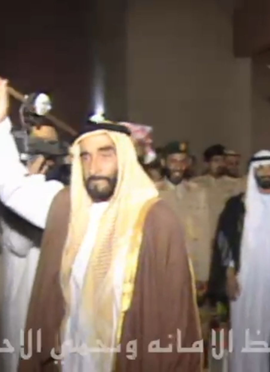 حضور المغفور له الشيخ زايد بن سلطان آل نهيان،أثناء احتفال الحرس الأميري بمناسبة مرور 25 عاماً على تأسيسه يرافقه صاحب السمو الشيخ محمد بن زايد آل نهيان، بنادي الضباط في إمارة أبوظبي - 28 فبراير 1994م.