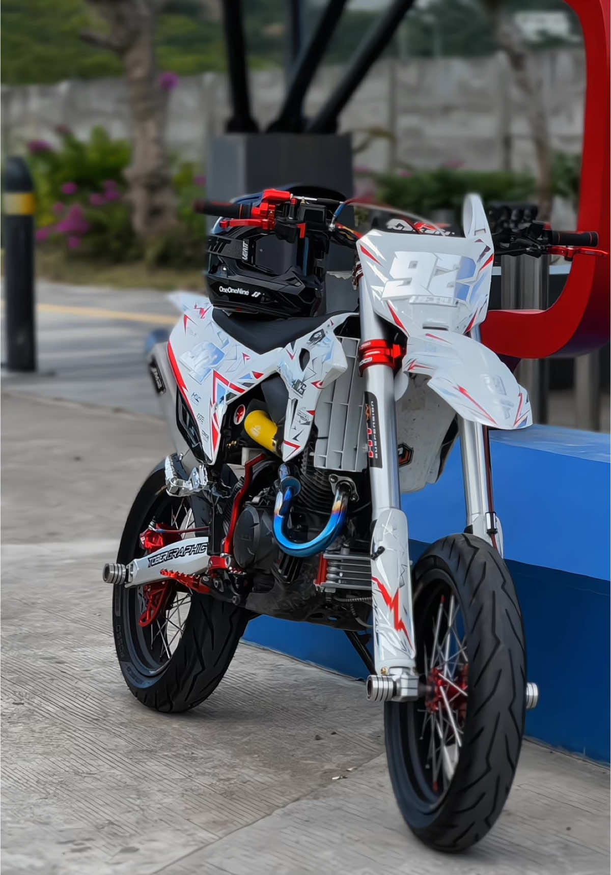 #modifikasisupermoto #crf #crf150supermoto #crfsupermoto #supermotoganteng #decalcrf #supermototiktok #crfhedon #fyppppppppppppppppppppppp #crfputih #decaltober #crf150l #exhaust #supermoto #crfputihmerah #fyp 