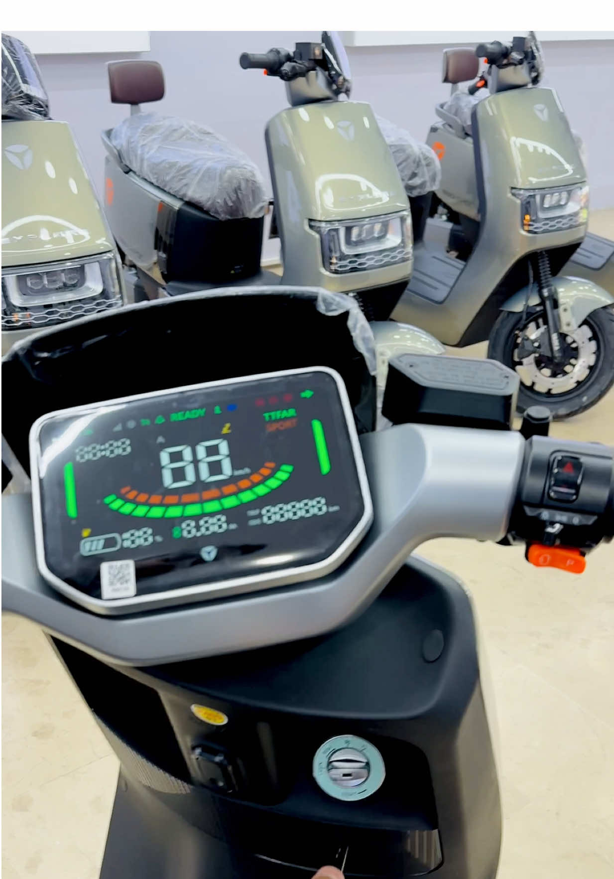 Part 4 – Build & Safety of Yadea EPOC! Pakistan ka sabse zabardast scooter — quality, power aur road pe boss feel! 7–8 inch ground clearance, tubeless tires, dual disc brakes aur 212 kg load capacity — iss level ki build kisi aur mein nahi! Sabse powerful, sabse mehnga, aur sabse reliable electric scooter! Free Test Ride | Cash & Installments Available Visit us: Main Allama Iqbal Road, Garhi Shahu, Lahore Call: +92 339 4206758 #foryou #foryoupage #foryoupageofficiall #fyp #fypage #fypシ゚ #viralvideo #viral #viraltiktok #unfreezemyacount #dontunderreviewmyvideo #yadea #yadeapakistan #asmr #yadea_naseerandsons #yadealahore #yadeanaseerandsons Epoch top speed