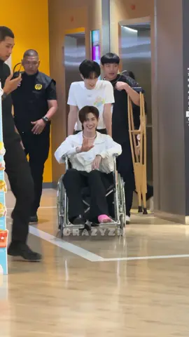 มีคนดูแลอย่างดี คนเข็นรถคนพิเศษ  >< FIRSTONE DEBUT SHOWCASE #1stOne1stLoveShowcaseDay #เติ้ลเฟิร์สวัน #TleFirstone #tle_mtm #firstone 