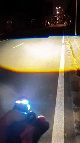  Đèn Pha led Bi cầu Mini C300 Tên Sản phẩm: C300 Công Suất: 90W Điện áp: 12-24V( Chỉ dùng điện bình DC-Không dùng điện máy AC) Chân Bóng: H4 Nhiệt màu 6000k( tâm trợ pha Laser 4300k) Cường độ ánh sáng 30000 LM Hoạt động -40°C~80°C