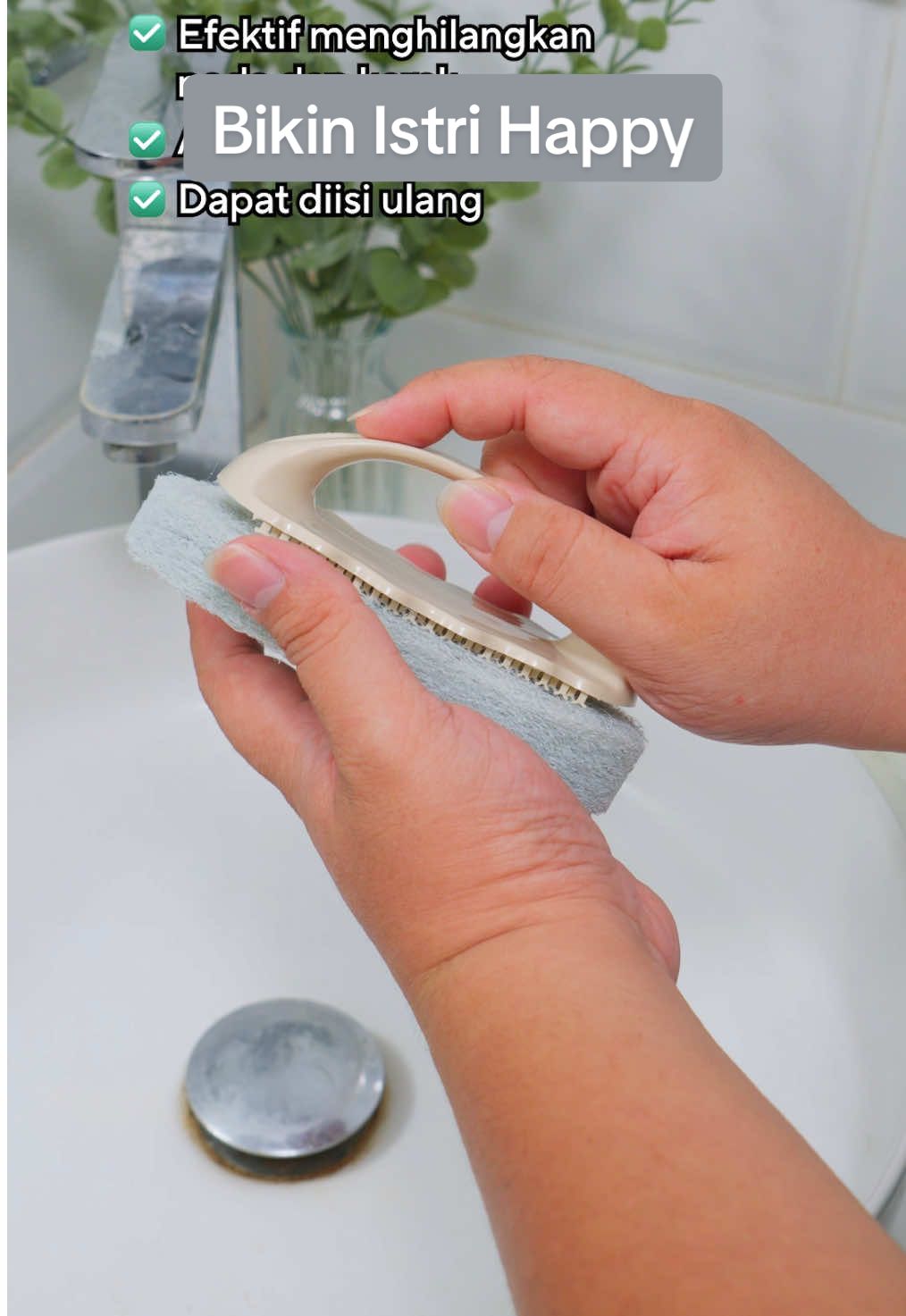 Bikin istri happy mulai dari hal simpel seperti inisiatif membersihkan kamar mandi. Tag orang yang wajib tau video ini 😉 #alatrumahtangga #sikatkamarmandi #pembersihtoilet #Olaif #OlaifHeavyDutyBathroomScrubber