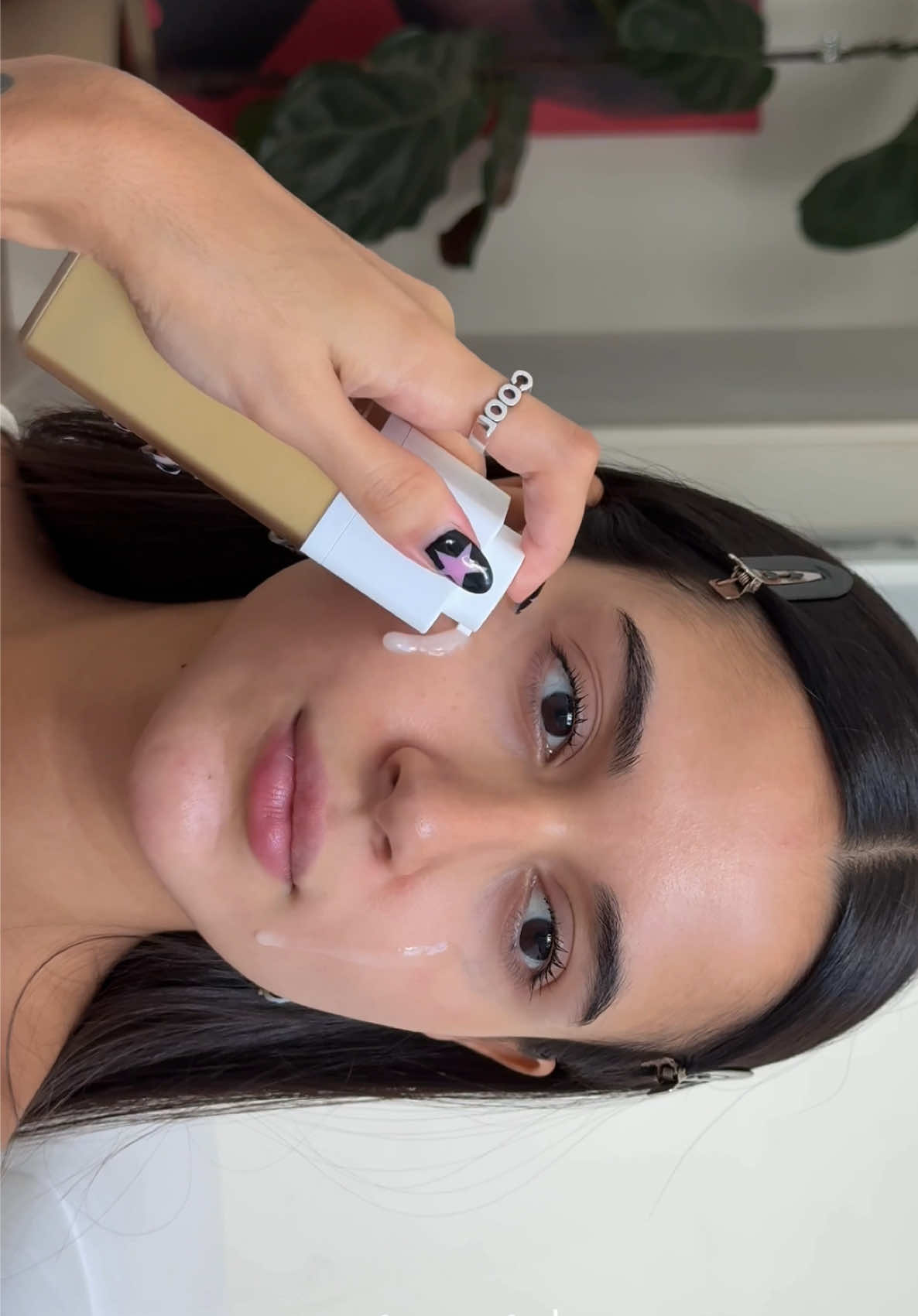 Skincare diurno da @kairuza com o quarteto do momento. O resultado? Uma pele macia, hidratada, protegida e com um glow único 💛 #rotina #diurna #skincare #vitaminac #fy #creamy #protecao #hidratacao 