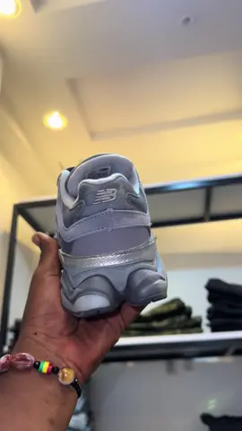 In box📦sizes 40,41,42,43,44,45 available @ shop….+2330549161211 chat  me on WhatsApp for Oringal sneakers….i do delivery worldwide 📦📦🚚🚚🚚✈️✈️✈️