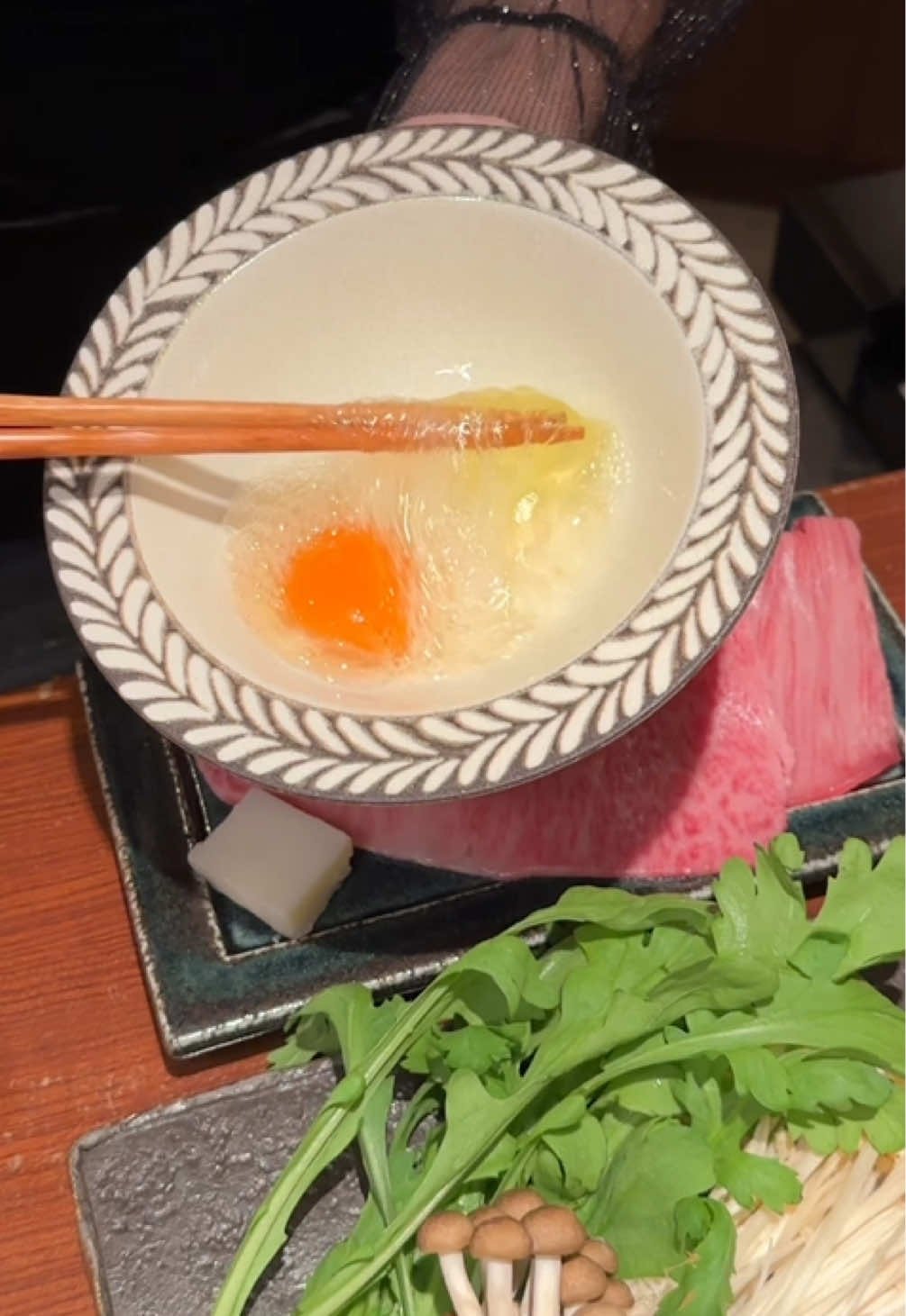 【神業】ママさんのすき焼きの卵混ぜ ◎ とりあえず一枚いっとく？ 但馬牛リブロースすき焼き ¥2,500 関西風のすき焼きが食べれる 5月に新しくOPENしたスナック😋 ママさんはとても優しくノリがいい 関西弁の親しみやすい方がでした✨ 【店舗】スナック｜snack kumachan (すき焼き/カラオケ)大阪/北新地 【住所】大阪府大阪市北区曽根崎新地１丁目１−２８ ひし好ビル 5F 【営業時間】18:00-2:00 【定休日】日曜日 【予算】￥5,000-10,000 #大阪グルメ #japanesefood #tiktokfood 