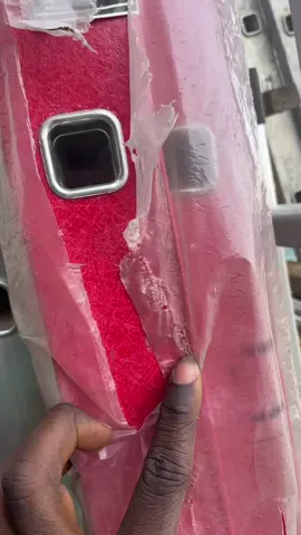 Fibre is stronger and doesn’t conduct electricity but the aluminum is the opposite but some people still prefer aluminum because of the price 😂 #ladders 