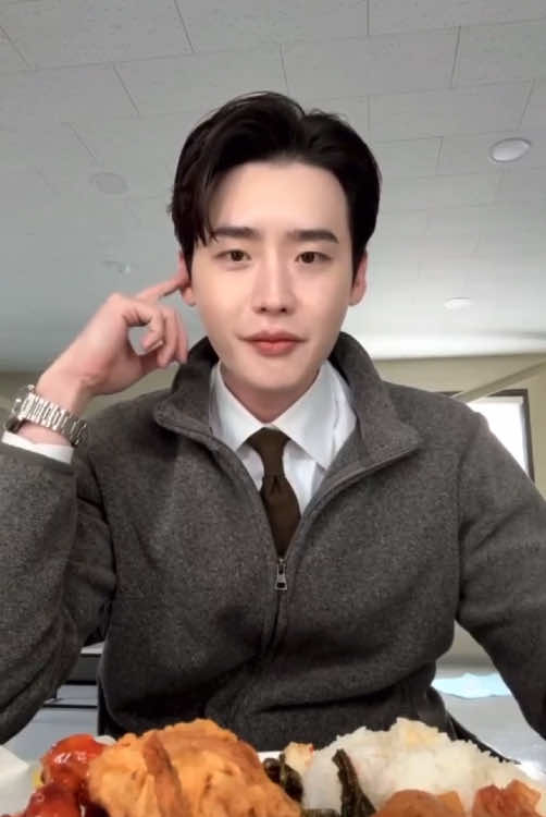Hwaaaaaa akhirnya dia live 😭🫂  KANGEN BANGEEEEET SAMA JONGSUK!!!! 😭😭🧡🧡 #leejongsuk #jongsuk #jongsuk0206 #actor #kdrama #myboy #fyp #fypageシ @jongsuk0206 