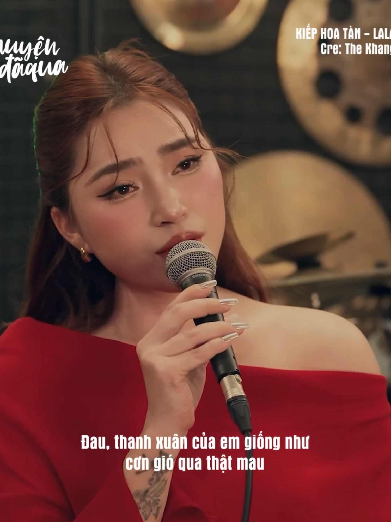 Cô ấy suy nghĩ nhiều, cô ấy nóng tính, cô ấy nhạy cảm.  Hay buồn hay khóc. Hay bị ápp lực... Thương... Bởi vì cô ấy còn có một trái tim đầy vết xước.. Người ta luôn nói. Phụ nữ sinh ra để được chở che! Bảo bọc.  Nhưng thực tế cô ấy luôn là người hứng chịu những bất công, tổn thương.  Và luôn phải gồng mình chống đỡ những bão giông giữa cuộc đời mà chưa từng được thấu hiểu và yêu thương..#kiephoantan #lalatran #ccdq #namviet #tngroup
