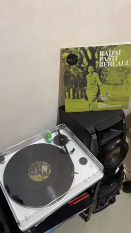 Pelangi - vocal by Chrisye One of my favorite song from “Badai Pasti Berlalu” album (1977 version). Amazing vocal from Chrisye, supported by Yockie Suryoprayogo magnificent keyboard touch. There is a “nostalgic” feeling everytime I listened to this song. #music #errosdjarot #chrisye #yockiesuryoprayogo #badaipastiberlalu #vinyl #analogmusic #vintage #nostalgic #progressiverock 
