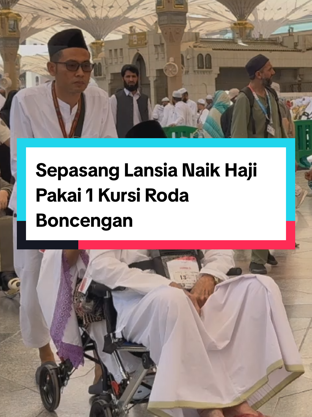 Subhanallah.. Sepasang lansia ini berhaji dengan 1 kursi roda berboncengan. Didorong lelaki yang ditengarai adalah anaknya, pelan-pelan mereka mengitari halaman Masjid Nabawi. Perjuangan, cinta, dan bakti—semua jadi satu. #NaikHaji #MasjidNabawi #LansiaHebat #BaktiAnak #FYP #Haji2025 #beritahaji #uwaisalqarni 