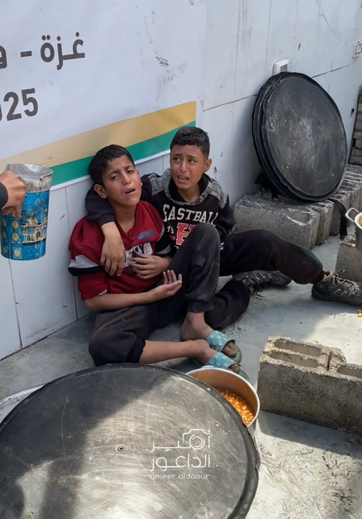 طفل أغمى عليه اثناء التدافع في طابور التكية للحصول على الطعام 💔 A child fainted while scrambling in the Tekiya queue to get food 💔 #شمال_غزة #غزة #معاناة #مجاعة #تصوير #اكسبلور #فلسطين🇵🇸 
