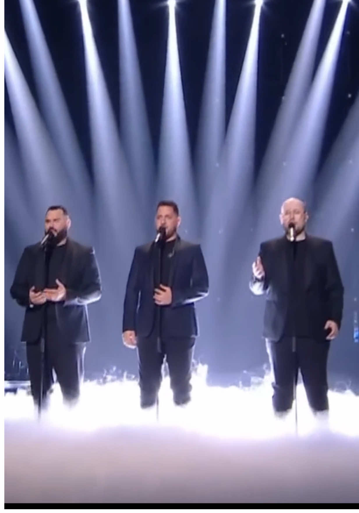 « Une femme », notre premier single est enfin disponible sur toutes les plateformes ! ❤️‍🔥 Merci à @TF1 / @TF1+ pour les images. L’aventure ne fait que commencer… ✨ #IlCello #TheVoice #femme