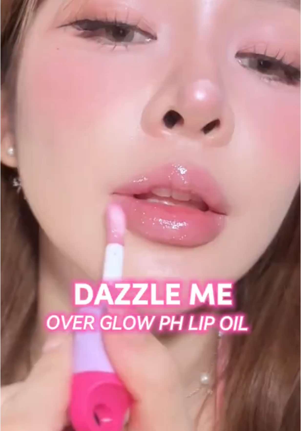 ชีเสิร์ฟมากวิ้งสุดๆ แล้วเป็น Lip oil กันแดดด้วยอ่ะ เริสเกิน 🫶🏻💗✨#dazzlemeth #dazzlemebeauty #ลิปออยกันแดดแดซเซิลมี #dazzlemelipoil  #DazzlemeOverGlowpHLipOil #PRIDEMONTHLIPOIL