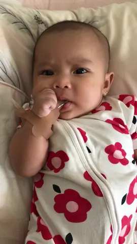 Lagi di fase ngemutin jempol terus nih, kita kasih teether jempol aja deh ya🤣 teether di L1nK bio no 2 yahh #teether #teetherbayi #thumbteether #teetherjempol #bayi2bulan 