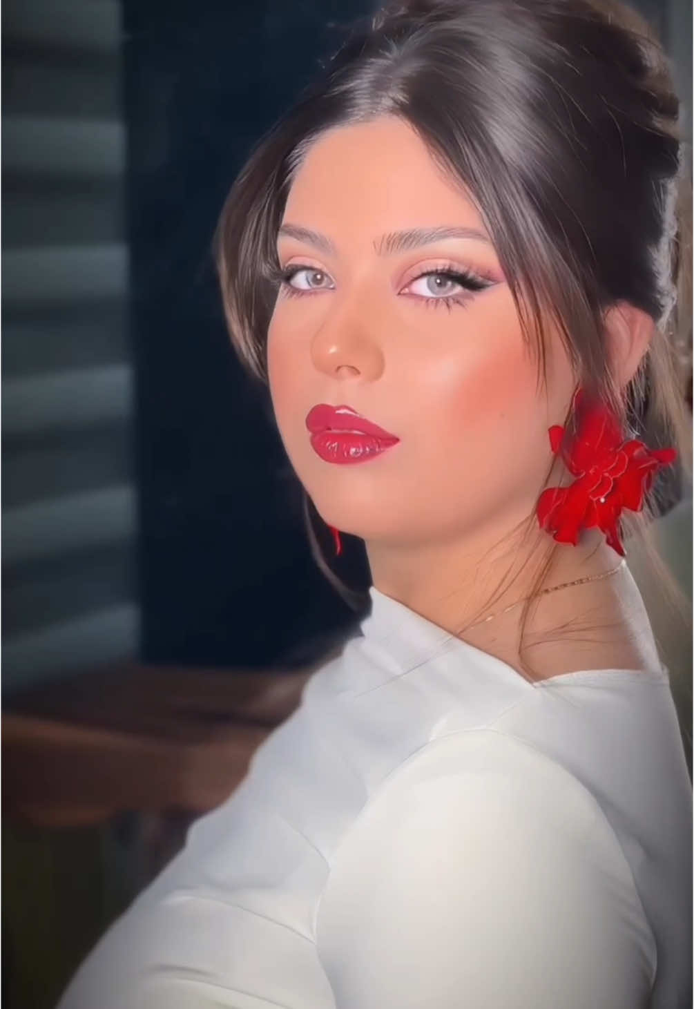 Hair by:@Khaledhalloumofficial  Makeup by:@Anas⚜️  #makeup #beauty #hair #accessories #red #doubleliner #whitedress #makeupartist 