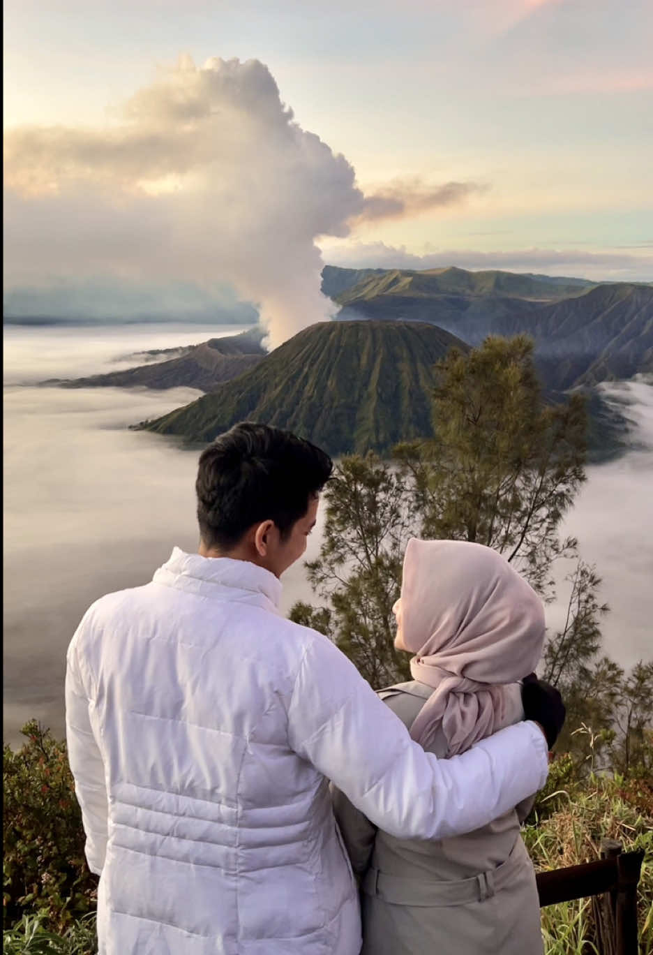 Terimakasih Bromo, aku telah datang dengan perempuan yang tak kalah indahnya denganmu 🤍 #bromo #bromotenggersemeru  #sunrisebromo #penanjakanbromo  