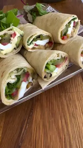 מגש טורטיות סביח מלקוח קליל ומושלם גם לשולחן אירוח. נפרוס דק חצילים נמליח נשמן בשמן זית ונאפה בתנור 200 מעלות עד להזהבה . נבשל ביצים קשות ונפרוס לפרוסות דקות בעזרת פורס ביצים במחבת חמה נחמם כל טורטייה בערך 20 שניות מכל צד, נערום אותן בצלחת. נפרוס דק עגבניה, מלפפון נפזר מעט מלח ופלפל שחור. נפרוס דק מלפפון חמוץ. נחתוך חסה. (אפשר להוסיף גם פטרוזיליה ) נרכיב את הטורטיות- נמרח על כל טורטיה מעט חומוס (אפשר לערבב עם מעט חריף) נסדר במרכז שכבת חצילים, מעליהם ביצים, ירקות מלפפון חמוץ וחסה. נגלגל לגליל מהודק. ונחתוך באלכסון במרכז . נסדר במגש כשהצד שחתכנו כלפי מעלה על מנת שנוכל לראות את כל המרכיבים של המילוי .