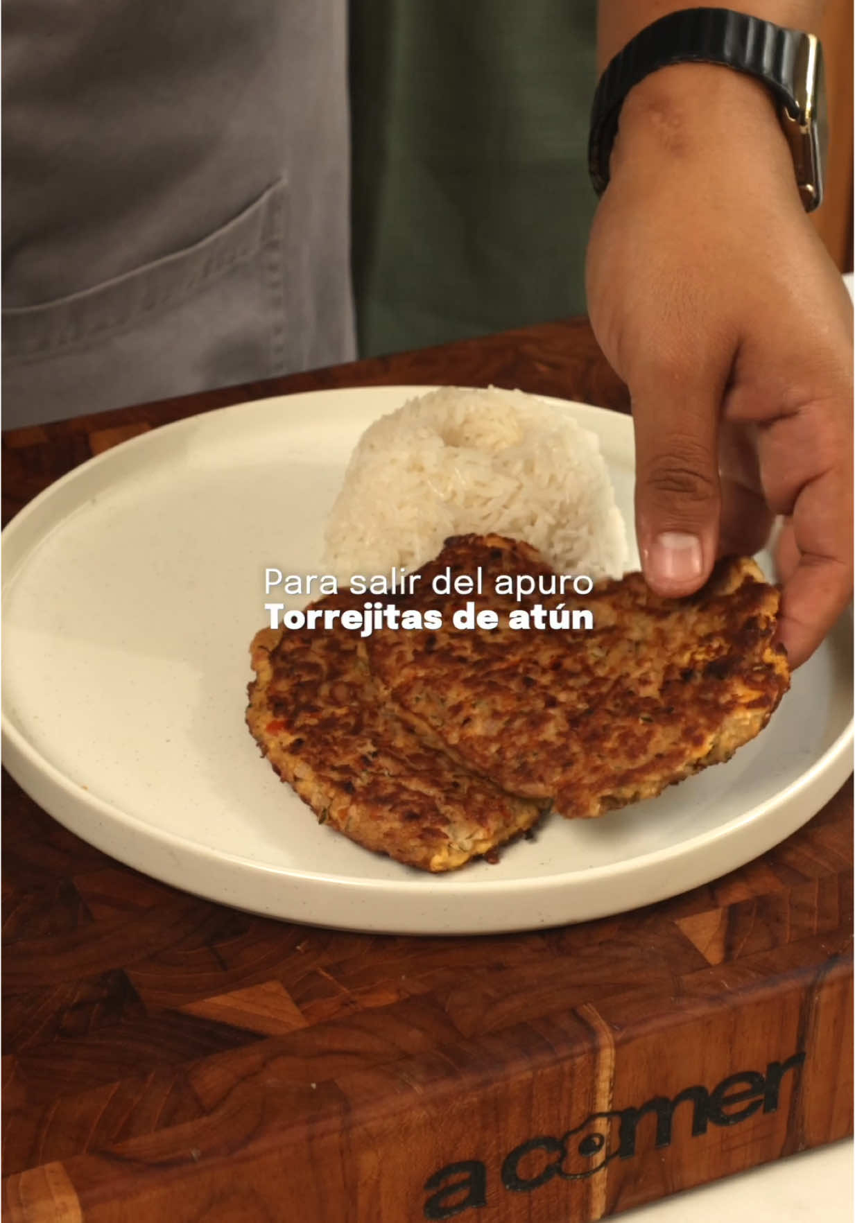 Si quieres salir de apuros con el almuerzo y quieres comer fibra extra, anímate a preparar estas torrejitas de atún. ¡Son deliciosas! Ingredientes: - 2 latas de atún - 3 huevos - 1/2 taza de avena - 1/2 cebolla roja - 1 tomate sin piel ni semillas en cubitos - culantro al gusto - sal y pimienta al gusto